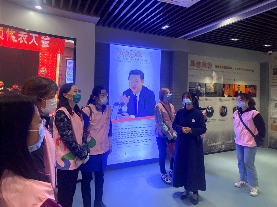 　　爱国(guó)卫生人人受益，疫情防控人人有(yǒu)责。2020年4月是第32个爱国(guó)卫生月，新(xīn)冠疫情在举国(guó)人民(mín)的共同努力下，取得了显著成效。4月17日下午新(xīn)百巾帼志(zhì)愿者积极响应市妇联和秦淮区(qū)委、区(qū)政府的要求，在区(qū)妇联的组织下参与“防疫爱卫同参与，秦淮巾帼有(yǒu)作(zuò)为(wèi)”的主题活动，为(wèi)巩固疫情防控成果贡献力量。新(xīn)百志(zhì)愿者们首先参观了五老村爱国(guó)卫生运动纪念馆，通过观看丰富详实的图文(wén)物(wù)品、聆听生动感人的爱卫故事，进一步深刻认识到爱国(guó)卫生运动的历史意义和重要作(zuò)用(yòng)。随后志(zhì)愿者们到小(xiǎo)杨村小(xiǎo)区(qū)，投入到热火朝天的专场劳动中(zhōng)。清扫路面、花(huā)园，不怕脏、不怕苦，充分(fēn)展现新(xīn)百巾帼志(zhì)愿者创造美好环境，同心协力打赢防疫攻坚战的坚定信心。