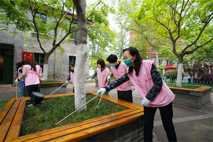 　　爱国(guó)卫生人人受益，疫情防控人人有(yǒu)责。2020年4月是第32个爱国(guó)卫生月，新(xīn)冠疫情在举国(guó)人民(mín)的共同努力下，取得了显著成效。4月17日下午新(xīn)百巾帼志(zhì)愿者积极响应市妇联和秦淮区(qū)委、区(qū)政府的要求，在区(qū)妇联的组织下参与“防疫爱卫同参与，秦淮巾帼有(yǒu)作(zuò)为(wèi)”的主题活动，为(wèi)巩固疫情防控成果贡献力量。新(xīn)百志(zhì)愿者们首先参观了五老村爱国(guó)卫生运动纪念馆，通过观看丰富详实的图文(wén)物(wù)品、聆听生动感人的爱卫故事，进一步深刻认识到爱国(guó)卫生运动的历史意义和重要作(zuò)用(yòng)。随后志(zhì)愿者们到小(xiǎo)杨村小(xiǎo)区(qū)，投入到热火朝天的专场劳动中(zhōng)。清扫路面、花(huā)园，不怕脏、不怕苦，充分(fēn)展现新(xīn)百巾帼志(zhì)愿者创造美好环境，同心协力打赢防疫攻坚战的坚定信心。